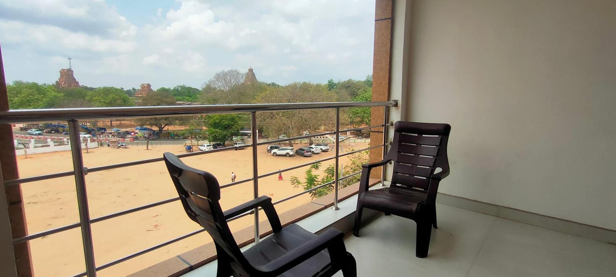 Srirathna Temple View Inn Thanjavur Εξωτερικό φωτογραφία