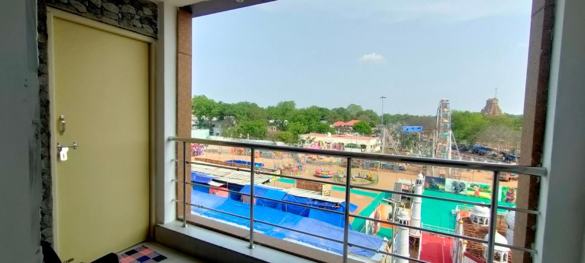 Srirathna Temple View Inn Thanjavur Εξωτερικό φωτογραφία